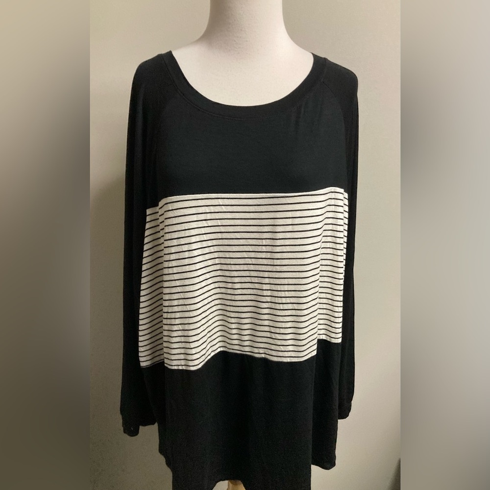 Chic Soul color block top black & white. Sz-2X